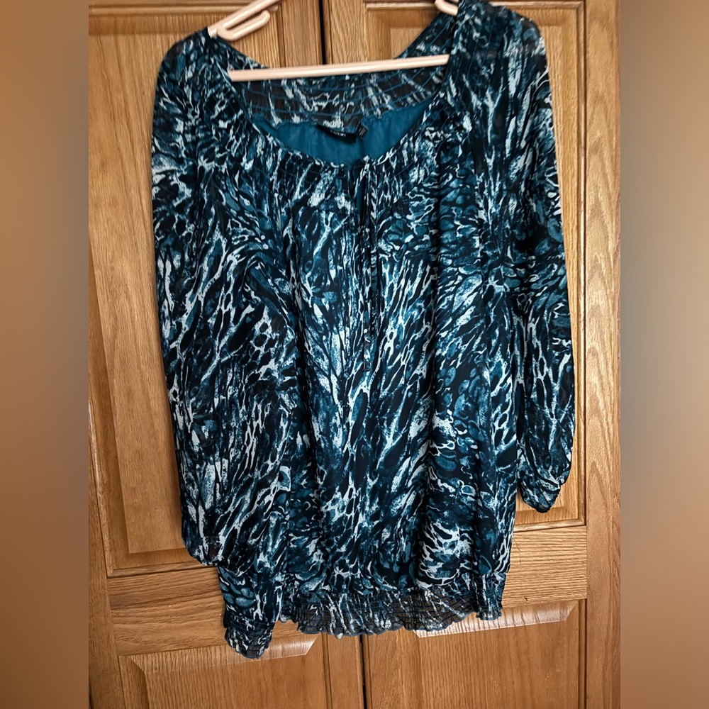 Women’s Pretty Top EUC